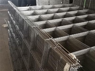 鋼絲焊接網(wǎng)片以鋼絲為原料，經(jīng)過(guò)專(zhuān)業(yè)設(shè)備加工成網(wǎng)狀